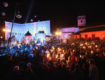 Défilé aux flambeaux, percée du Beaujolais et bal des Sarmentelles
