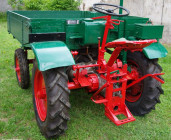 Rassemblement de véhicules agricoles et de transport anciens
