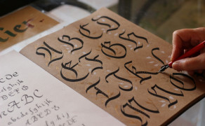Initiation à la calligraphie - Journée des Sires de Beaujeu