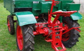 Rassemblement de véhicules agricoles et de transport anciens