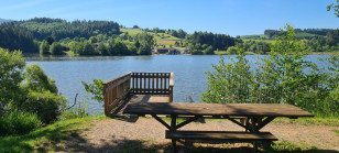 Le lac offre de nombreux espaces pour pique-niquer ou profiter de la vue