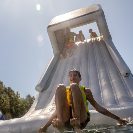 Où se baigner cet été ? 

En cette période estivale, pour un spot baignade et activités nautiques nous vous conseillons deux plans d'eau en Beaujolais :

Plan d'eau du Bordelan :
Ouverture de la plage surveillée à partir de ce samedi 27 juin jusqu'au 30 août.
Tout l'été, la ville vous propose aussi un planning sport et détente : aquagym, yoga, beach-volley...de quoi vous amuser et découvrir de nouvelles activités.
Calade Waterpark : relevez le défi sur ce parcours de structures gonflables, ou louez votre embarcation de kayak ou paddle. Le soir, profitez d'un moment convivial  pour animer vos soirées d'été ! 
Villefranche-sur-Saône ( tous les jours de 10h à 18h30 jusqu'au 30 août - entrée payante)

 Plan d'eau du Colombier :
Découvrez en plus de l'espace baignade un pôle loisirs avec : un aquaparc, des paddles, des kayaks, avec à l’entrée de la presqu’île et une guinguette.
Le lieu est desservi par le petit train touristique ( départ depuis le centre ville de Anse).
Anse ( tous les jour